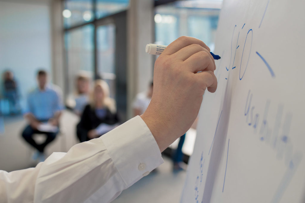 Stift, Hand und Flipchart