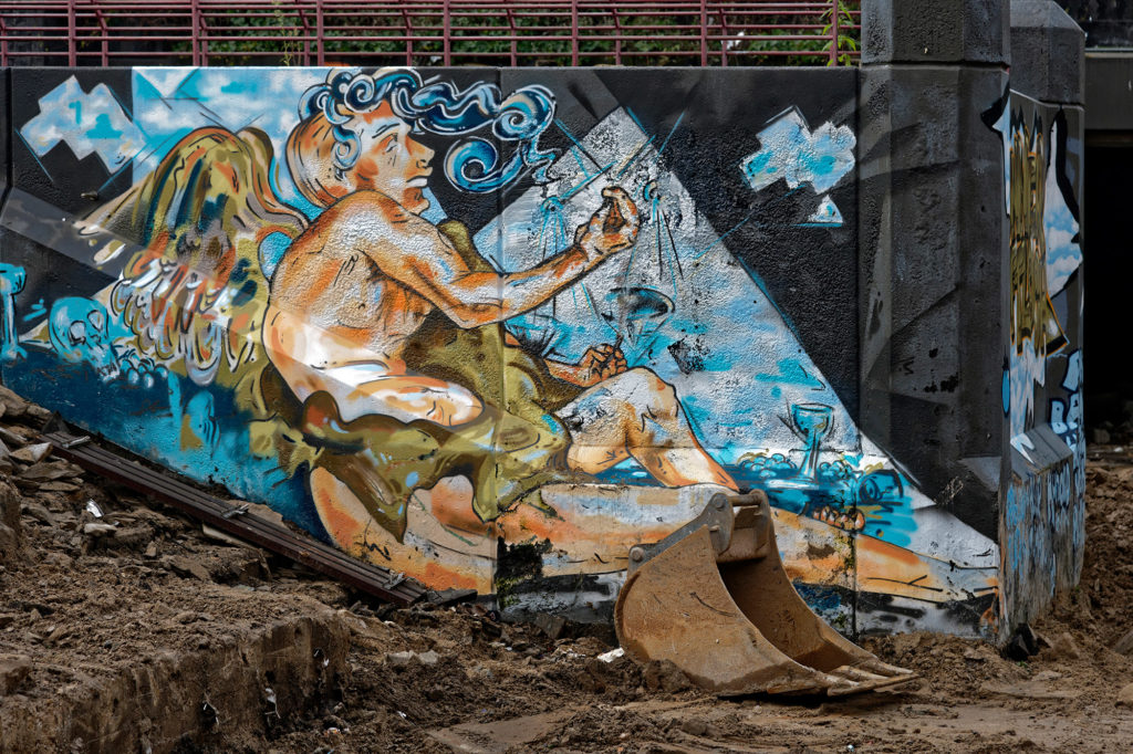 Nichts kann den engagierten Graffiti-Künstler abhalten, auch nicht der Umstand, seine Kunst nicht lange bestehen wird - hier in der Baustelle des sogenannten Bonner Lochs