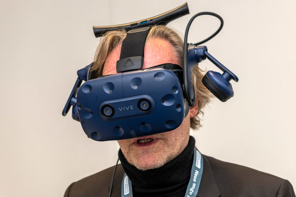 Gast mit aktivierter VR-Brille im neuen Ausbildungszentrum der Bahn AG bei dessen Eröffnung am 31. Oktober 2019 