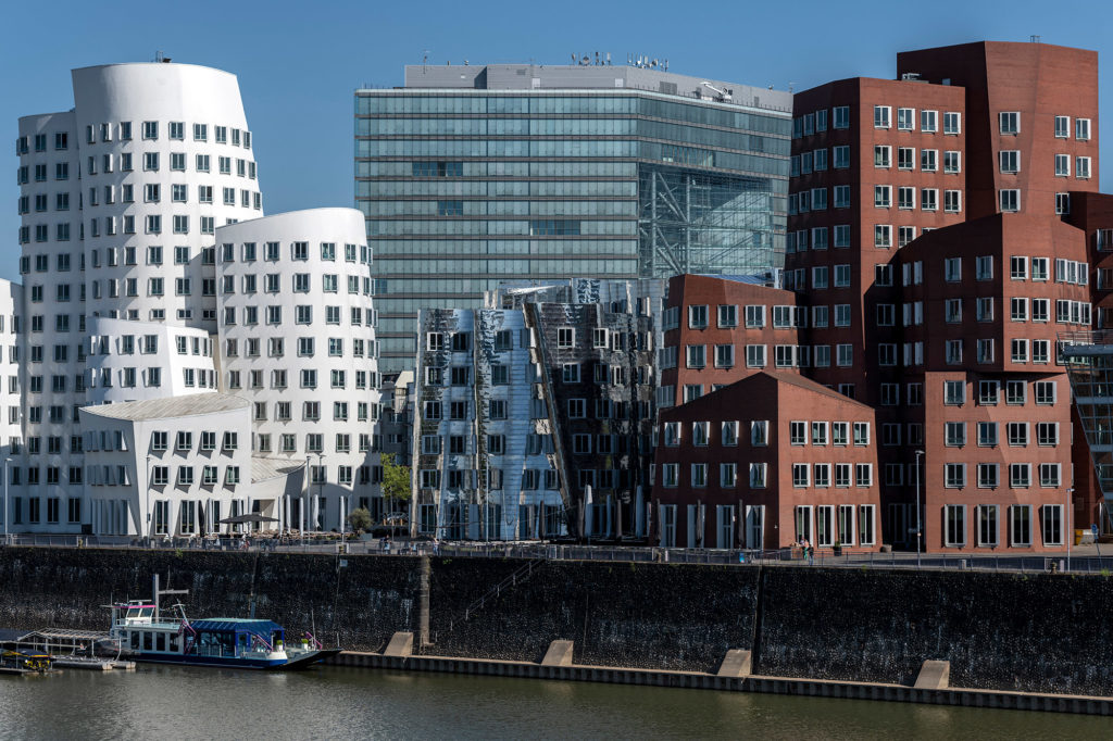 Der Neue Zollhof im Düsseldorfer Hafen. Das Design stammt von dem kanadisch-US-amerikanischen Architekten Frank Owen Gehry