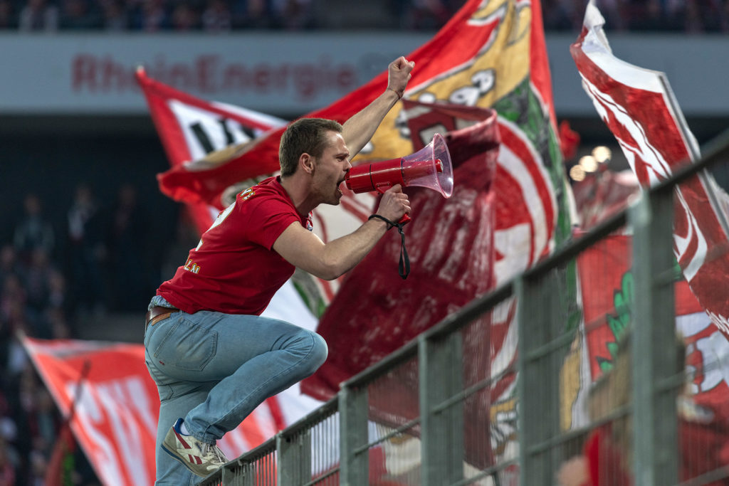 Ultra-Motivation in der Südkurve im Stadion des 1. FC Köln während eines Bundesliga-Spielsgegen den HSV am 15. April 2019