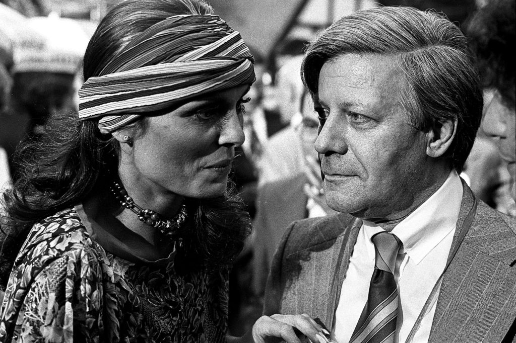 Helmut Schmidt und Daliah Lavi beim Schaubudenfest der Vertretung Hamburg am 15. Mai 1976 in Bonn