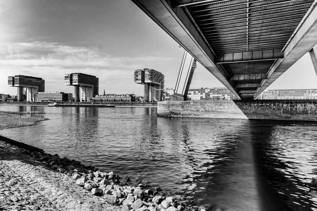 Die drei Kranhauser im Rheinauhafen zu Köln mit angeschnittener Unterseite der Severinsbrücke