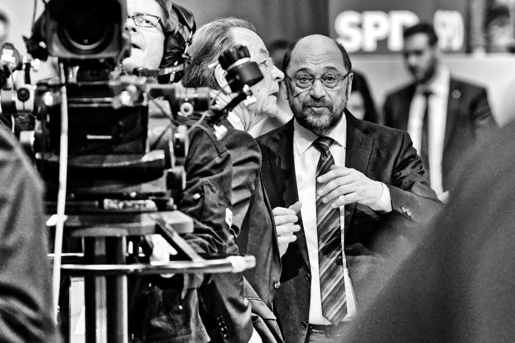 Martin Schulz beim SPD-Sonderparteitag im WCCB in Bonn im Gespräch mit Franz Müntefering